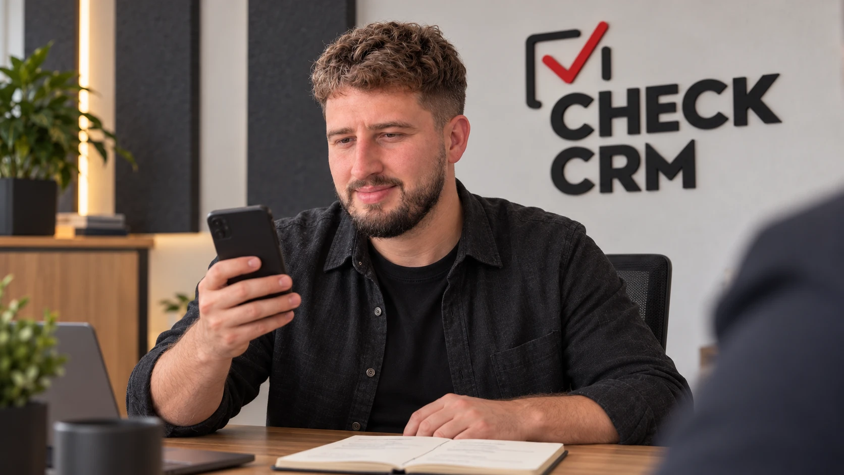 Николай Чекунов проверяет сценарий переписки со смартфоном в студии CHECK CRM